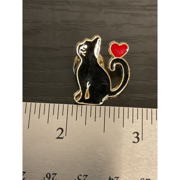 Black Cat With Heart Enamel Pin Badge - Picture 2 of 3